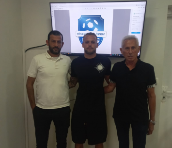 שיפמן במעמד החתימה