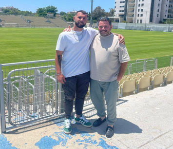 חוזר לשרון. גולן אלקסלסי לצד סוכנו, עידו קרן