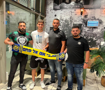 נור אל דין ג'בארין וראשי צעירי אום אל פאחם במעמד החתימה