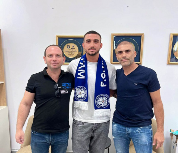 עולה לליגה א'. אילן פיסמניק במעמד החתימה לצד הממאמן - אורן פלאש, וסוכנו - שי אבני