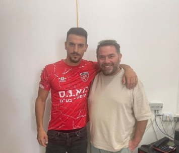 מדרים לכיוון מרכז הארץ. ניר אברג'יל לצד סוכנו, עידו קרן