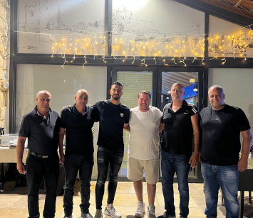 עוואד במעמד החתימה