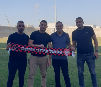 טאהא במעמד החתימה