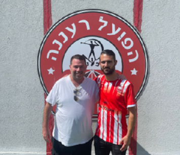 מאוכזב מהתנהלות רעננה. אמיר לביא במעמד החתימה לצד סוכנו, עידו קרן