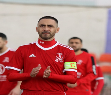 עוזב בראש מורם. ספואן זועבי עם סרט הקפטן על זרועו (דאפר מאחמיד)