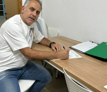 ממן במעמד החתימה