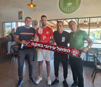 בייגל במעמד החתימה