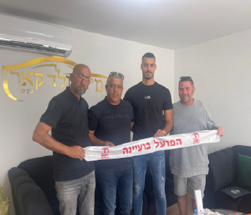 גנאים (שני מימין) חוזר לקדנציה נוספת בהפועל בועיינה.