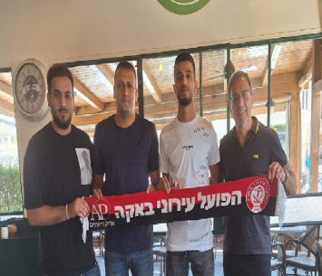 תאיה (שני מימין) לאחר החתימה (וסים מואסי)