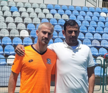 יואב גביזון במעמד החתימה לצד סוכנו, משה גולדנברג