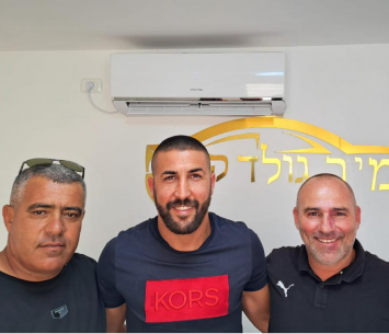 שיבל במעמד החתימה