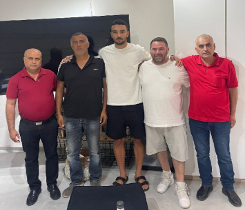 אורי רביבו (באמצע) לאחר החתימה