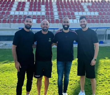 חוסאם (שני משמאל) ועלאא (שני מימין) לאחר החתימה (הפועל עירוני עראבה)