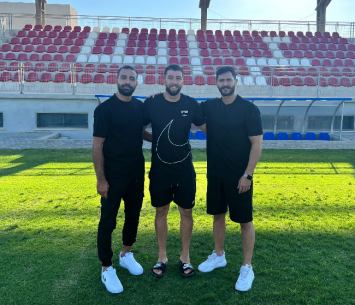 מנאר דראושה (באמצע) לאחר החתימה (הפועל עירוני עראבה)