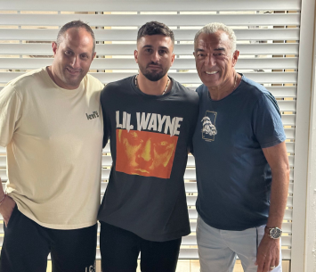 מלכה במעמד החתימה 