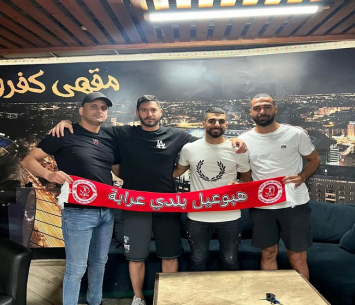 קבלן עליות מדופלם. עומאר אלעל במעמד החתימה בעראבה