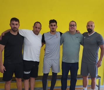 קרן לצד סוכנו גיא וייס