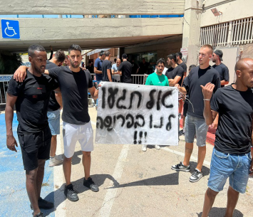 חרדים לפרנסתם. שחקנים מפגינים מחוץ למשרדי ההתאחדות