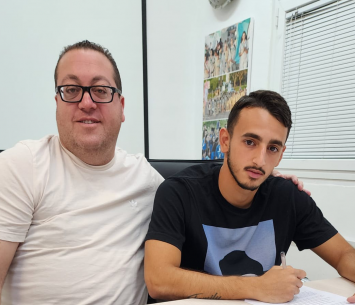 בראון במעמד החתימה