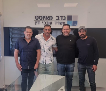 לאלה במעמד החתימה