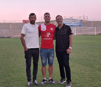 בוחניק במעמד החתימה