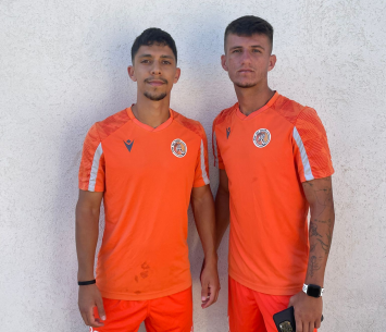 עוברים לכתום. דין סופר (מימין) וטבע בארט