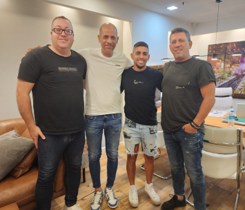 מזרחי במעמד החתימה