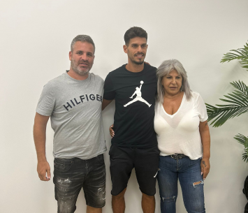 חדיריאן במעמד החתימה