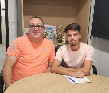 גיא אמסלם עם סוכנו במעמד החתימה