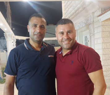 אבו אלעילה (מימין) עם היו