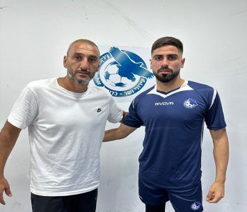 אתגר חדש. עמית סוארי במעמד החתימה לצד המאמן, ברכאת ווהב