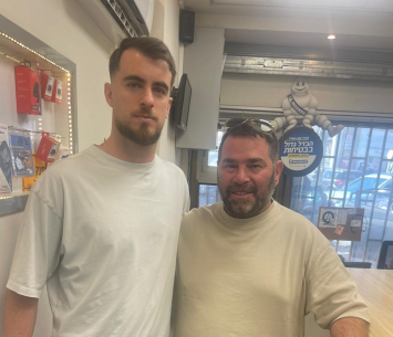 אורן במעמד החתימה