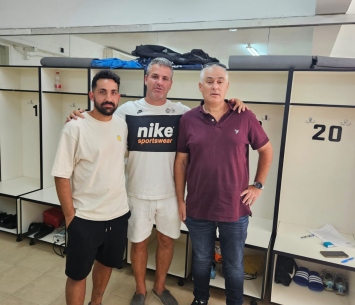 בן אהרון במעמד החתימה