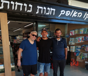הרשקו במעמד החתימה