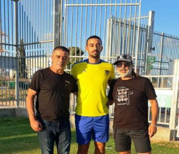 אין כמו בבית. אביחי אלפסי במעמד החתימה