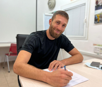 אלגרבלי במעמד החתימה