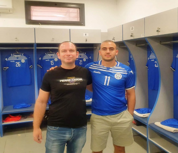 בקרוב היכן? איליי חן לצד סוכנו, עוה