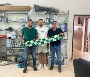 טל לאחר החתימה (מדיה אחי איכסאל)