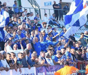 אוהדי מכבי שעריים בפעולה (רולנדי ברנשטיין)