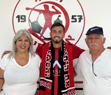 שפייר במעמד החתימה (אדומים אשדוד)