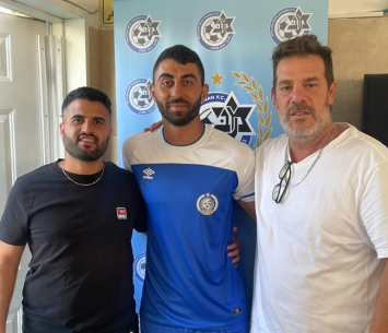 ריאן במעמד החתימה (מדיה מכבי נווה שאנן)