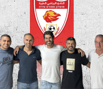 מזרחי במעמד החתימה (מועדון ספורט טירה)