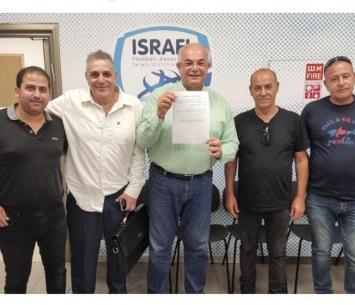 מסארוה (באמצע) עם אנשי טייבה במשרדי ההתאחדות לכדורגל (מדיה מ.ס. צעירי טייבה)