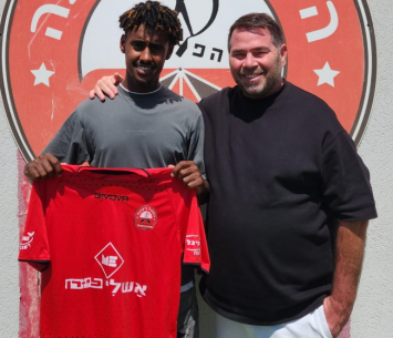 מקונן במעמד החתימה