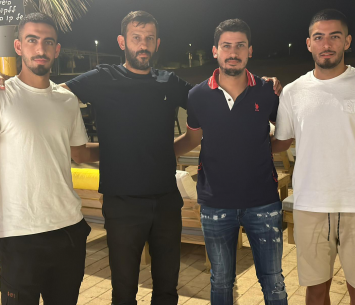 השחקנים במעמד החתימה