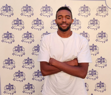 אמבאו במדים החדשים