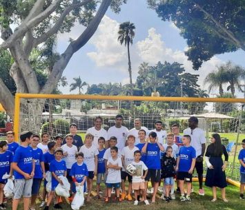 השחקנים לצד הילדים (הפועל בקעת הירדן)