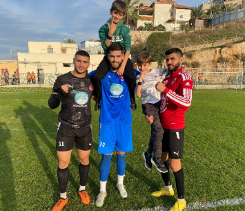 שני הכובשים (בצדדים), השוער שהצטיין ודור העתיד (דוניא גנטוס)