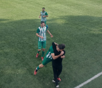 שחקני עמישב חוגגים (אלי שמואלי)