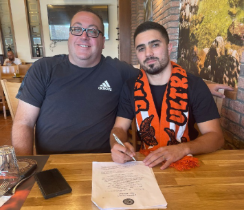 ארביב במעמד החתימה